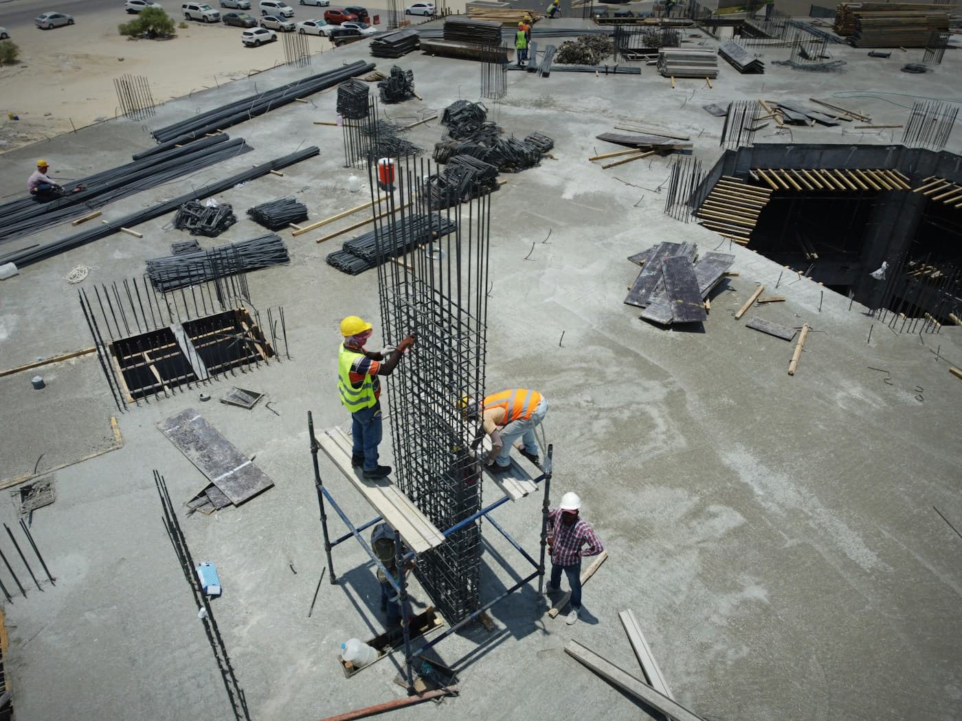 Équipe en casque de chantier consultant des plans sur site